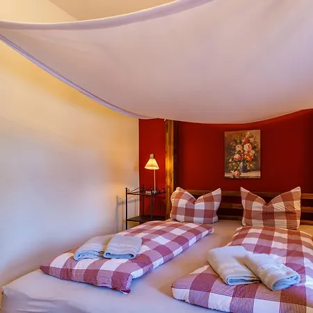 Romantische Lauschevogel In Apartamento